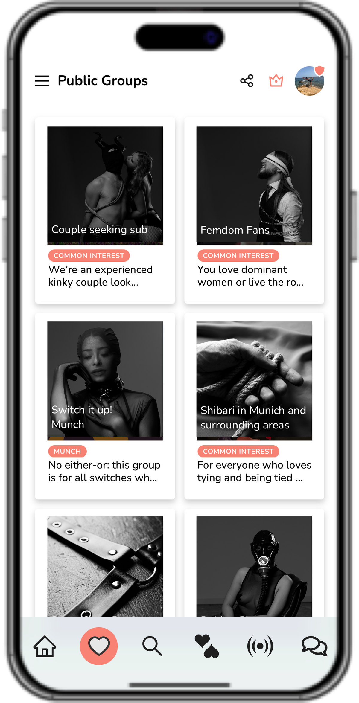 Maqueta de la app de Deviance en un móvil con la vista «Public Groups» y tarjetas de grupo como «Couple seeking sub», «Femdom Fans», «Switch it up! Munch» y «Shibari in Munich and surrounding areas»