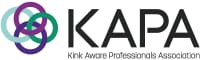 Logotipo de la Kink Aware Professionals Association: cuatro anillos entrelazados junto a la palabra «KAPA»