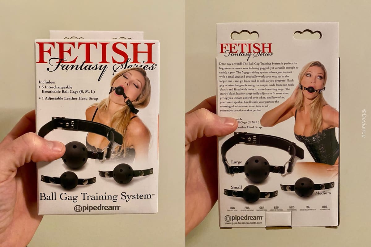 Dos imágenes del envase del «Ball Gag Training System» de Pipedream: el frente con las tres bolas intercambiables en S, M y L, y el reverso con las tallas indicadas