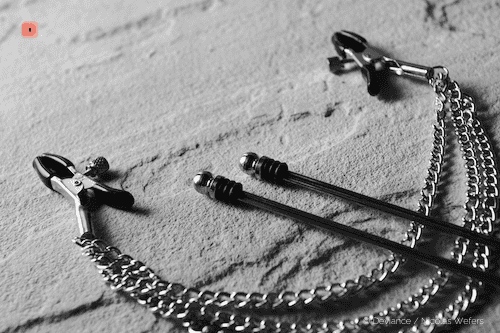 Nipple clamps with a chain, with so-called clamps on top.