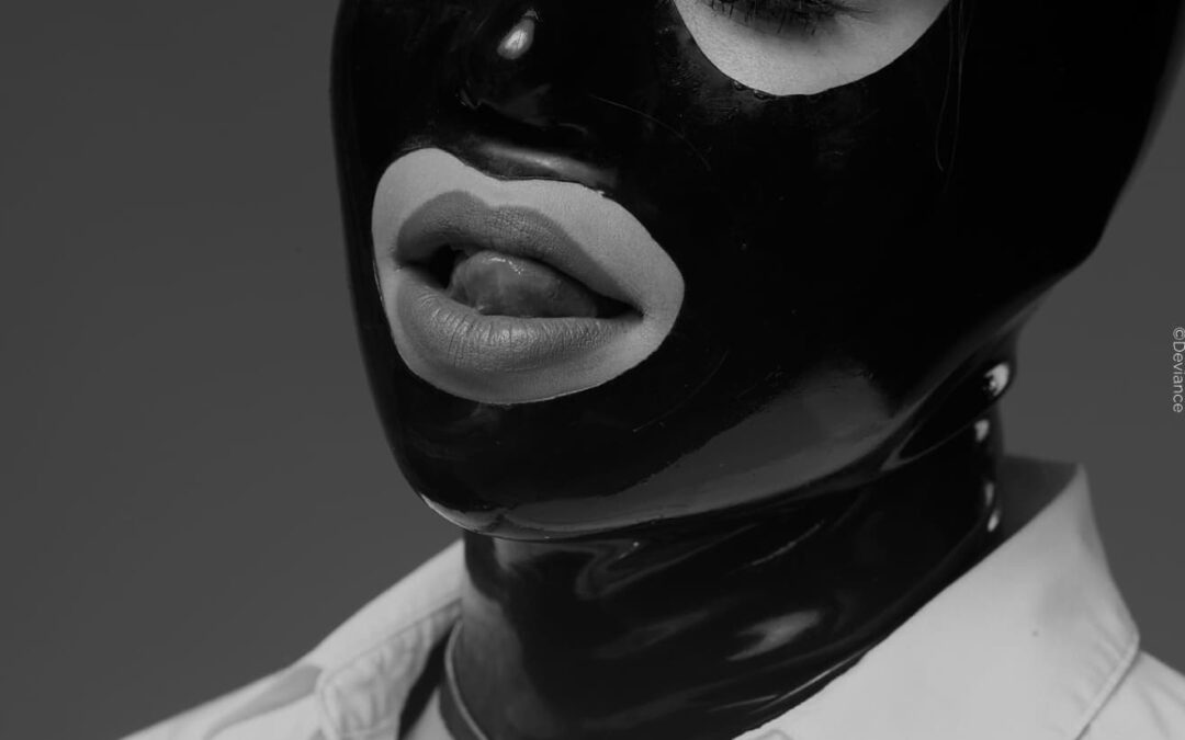 Gesichtsausschnitt einer Person in Latexmaske – Symbolbild für anonyme, verspielte Begegnungen auf Deviance