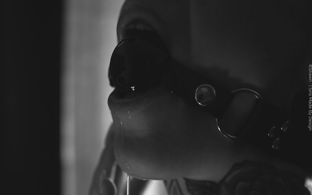 Mund mit eingesetztem Gag Ball und sichtbar tropfendem Speichel.