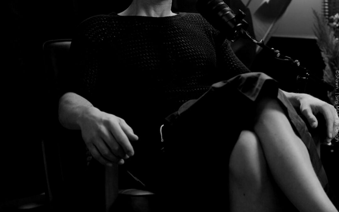 Herrenrock in Schwarzweiß beim Podcast Interview getragen vom Autor, knielanger Rock mit Kilt Stil und viel Beinfreiheit