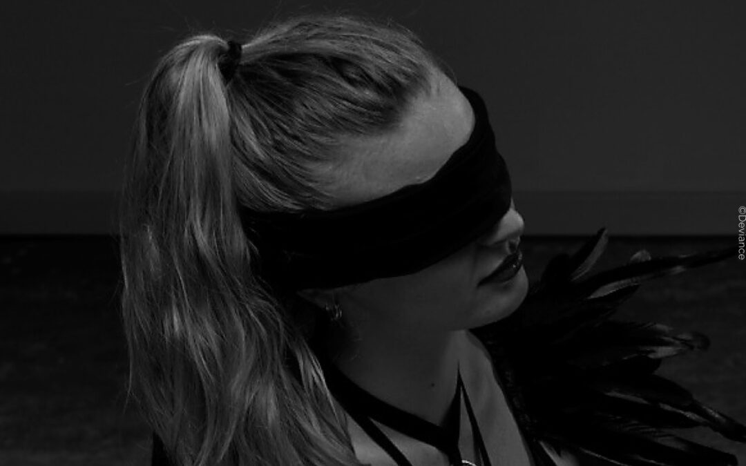 Frau mit verbundenen Augen, das Titelbild zum Deviance BDSM-Test